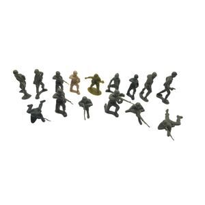 Lot of 15 Plastic Army Men Soldiers Green/Tan Figures Toy Soldiers 2in Mixed